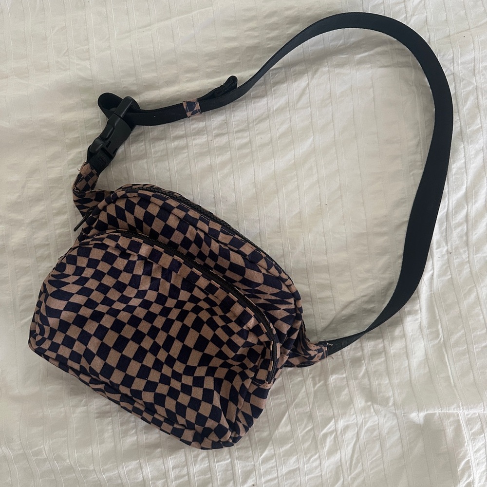BAGGU trippy check fanny pack